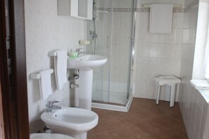 Double Room | Bathroom | Shower, rainfall showerhead, hair dryer, bidet - Albergo Locanda Borgo Antico (Orco Feglino)