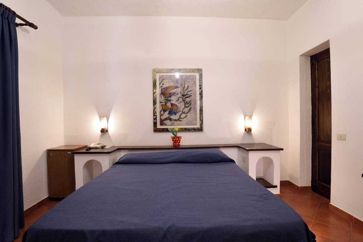 Minibar, in-room safe, bed sheets