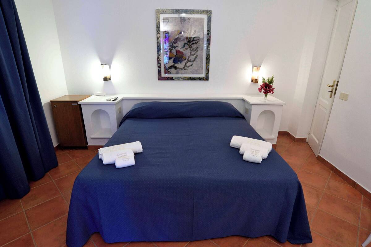 Habitación doble estándar | Minibar, caja de seguridad en la habitación y ropa de cama