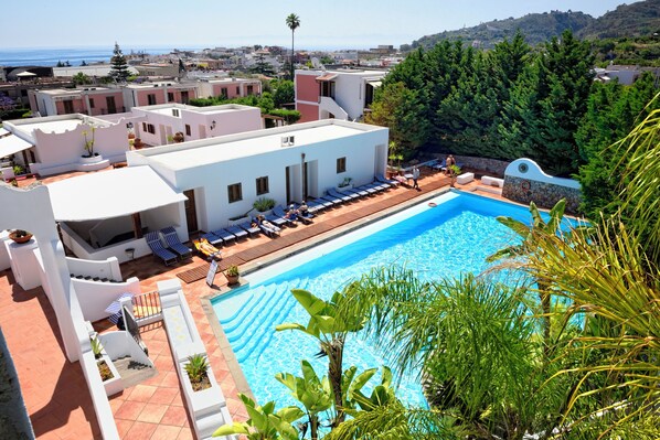 Außenpool, Sonnenschirme, Liegestühle