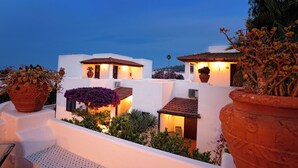 A white building with terracotta roofs and potted plants. - Gattopardo Park Hotel (Lipari)