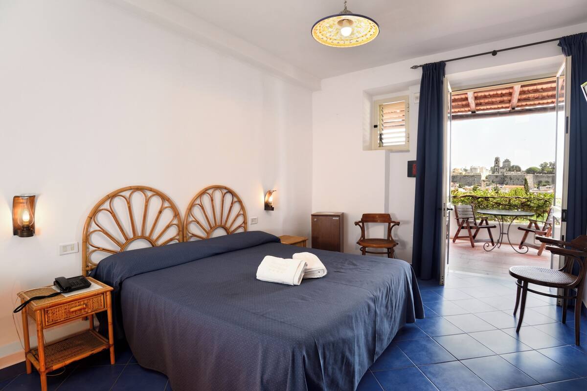 Minibar, in-room safe, bed sheets