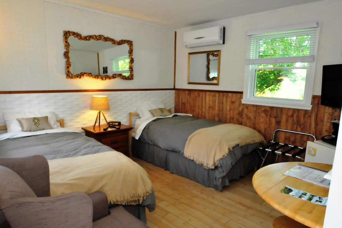 Room With Two Twin Beds | Room amenity