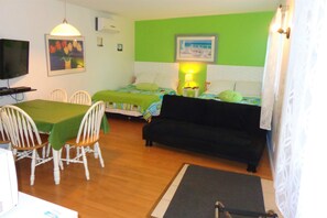 Studio, plusieurs lits, coin cuisine (2 double beds)