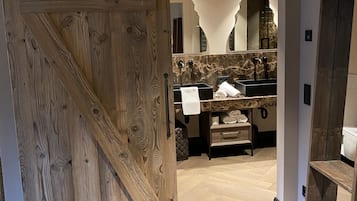 Studio Suite | Bathroom | Hair dryer, towels