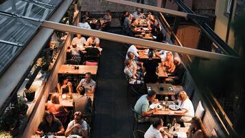 Déjeuner et dîner servis sur place