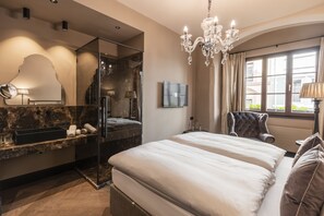 In-room safe, individually decorated, blackout drapes, soundproofing - Boutiquehotel Weisses Rössl (Innsbruck)