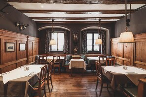 Lunch, dinner served; local cuisine, al fresco dining 