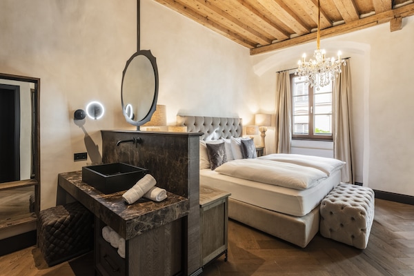 Caja de seguridad en la habitación y decoración personalizada