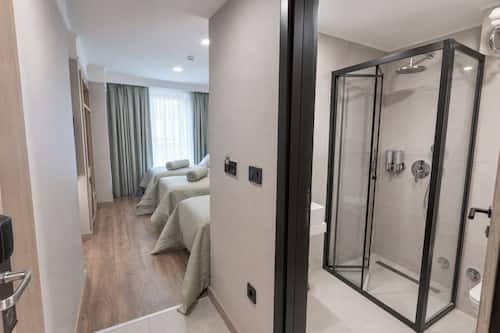 Habitación triple | Minibar, caja fuerte, sistema de insonorización y wifi gratis