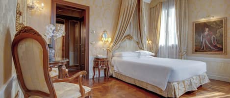 Hochwertige Bettwaren, Daunenbettdecken, Pillowtop-Betten, Minibar