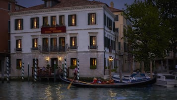 Fachada da propriedade à noite