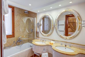 Junior Suite | Bathroom | Rainfall showerhead, free toiletries, hair dryer, bathrobes - Hotel Canal Grande (Venice)