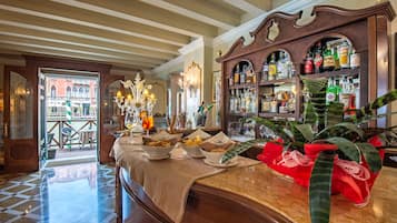 Alfresco dining, open daily