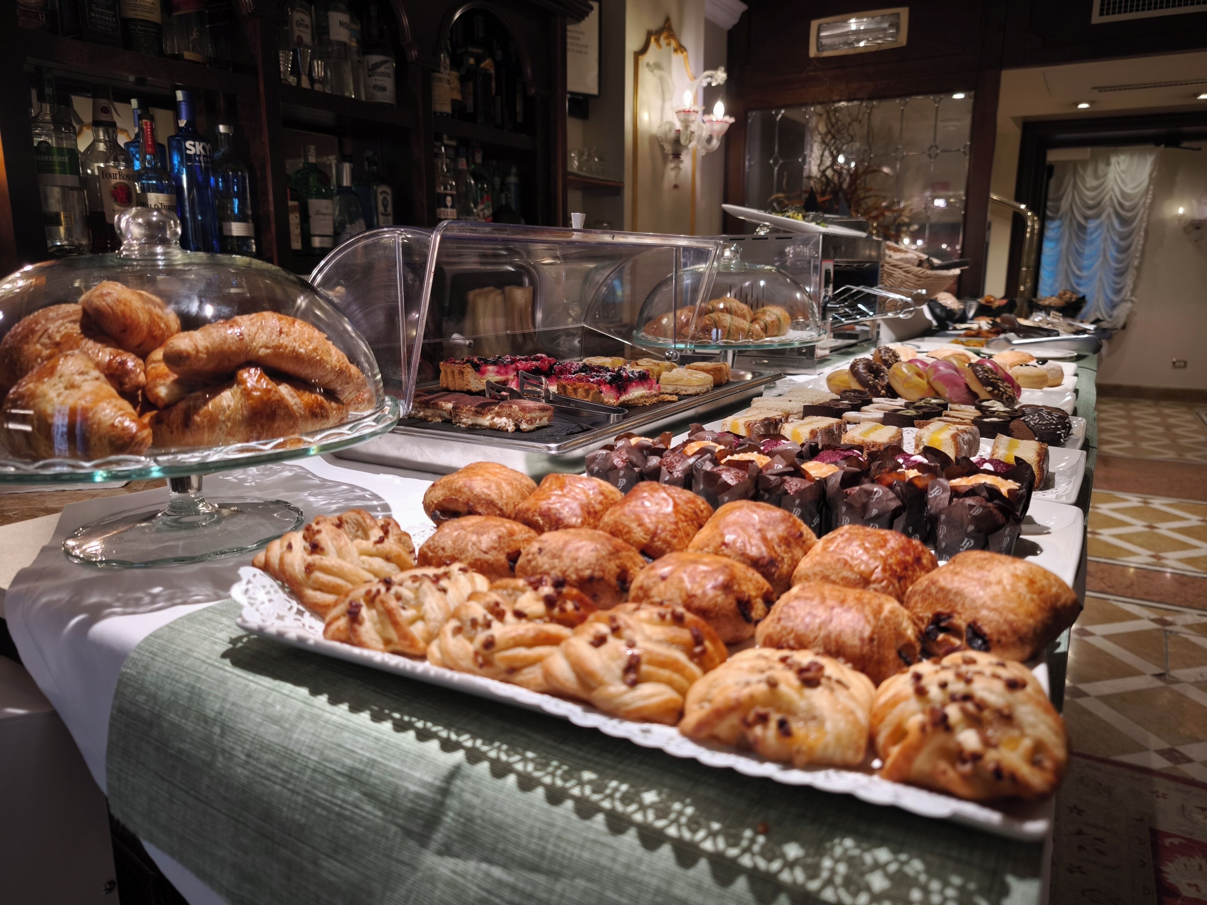 Tägliches Frühstücksbuffet (20 EUR pro Person)