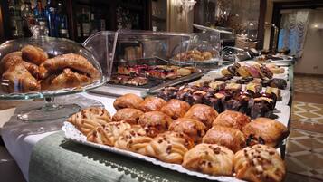 Tägliches Frühstücksbuffet (20 EUR pro Person)