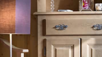 Fridge, oven, stovetop, electric kettle