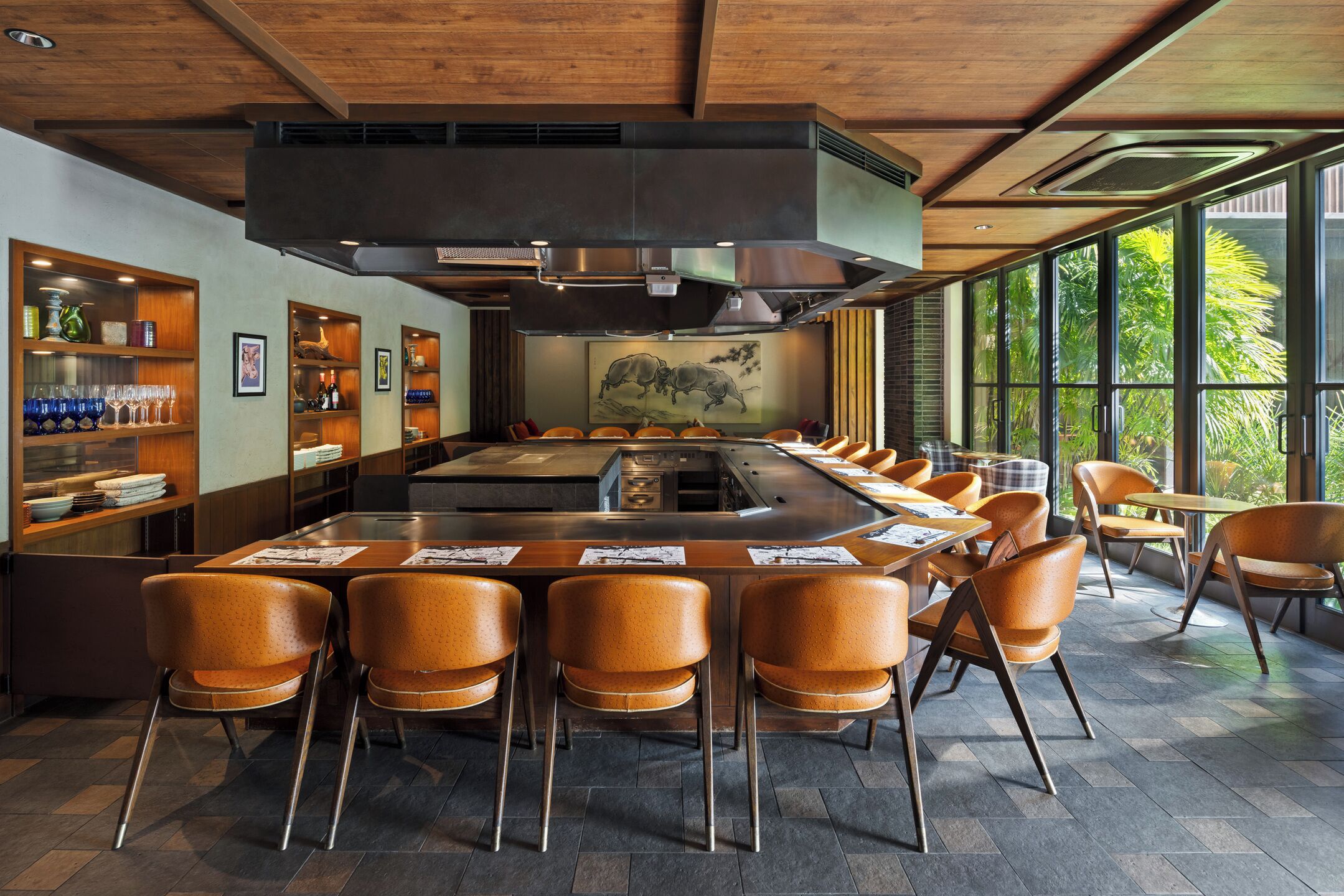 2 restaurants, breakfast served