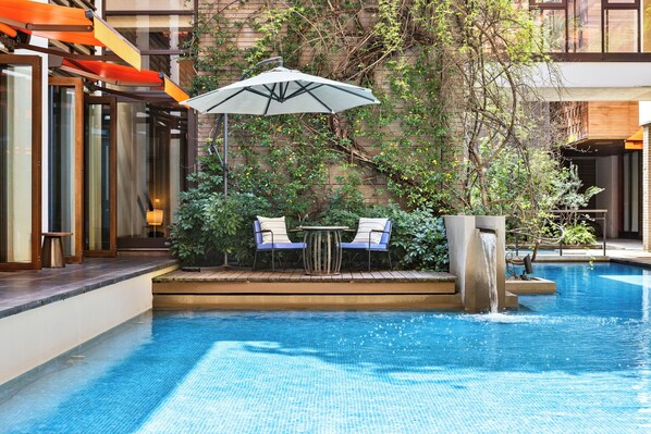 2 restaurants, breakfast served