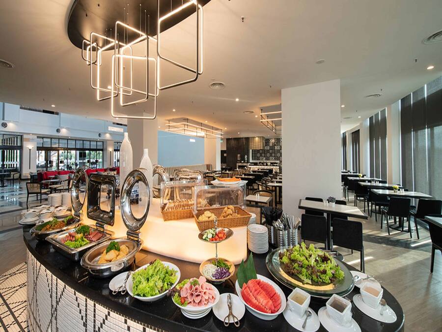 4 restaurants, breakfast served