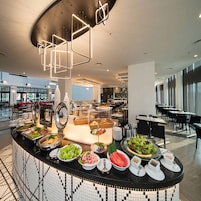 4 restaurants, breakfast served