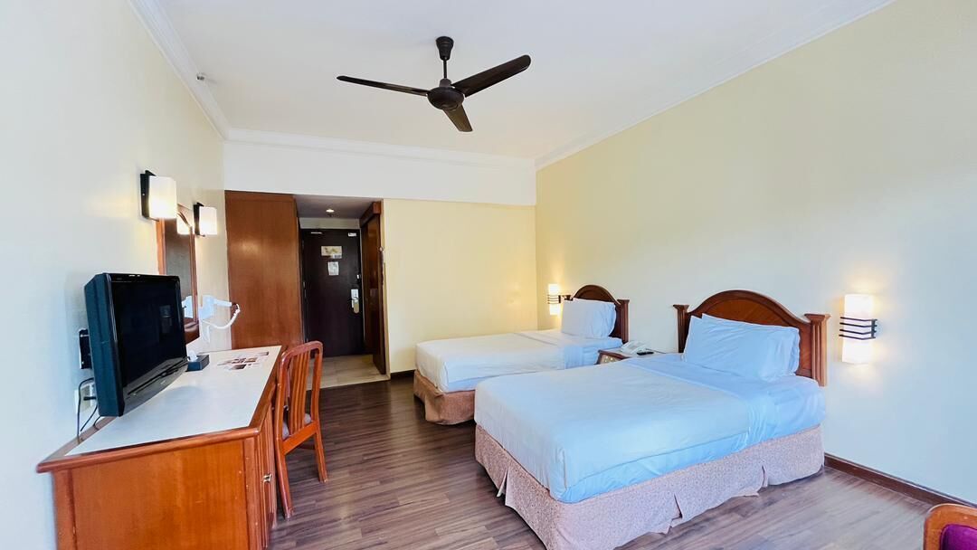 Superior Twin Room | Minibar, in-room safe, desk, blackout curtains