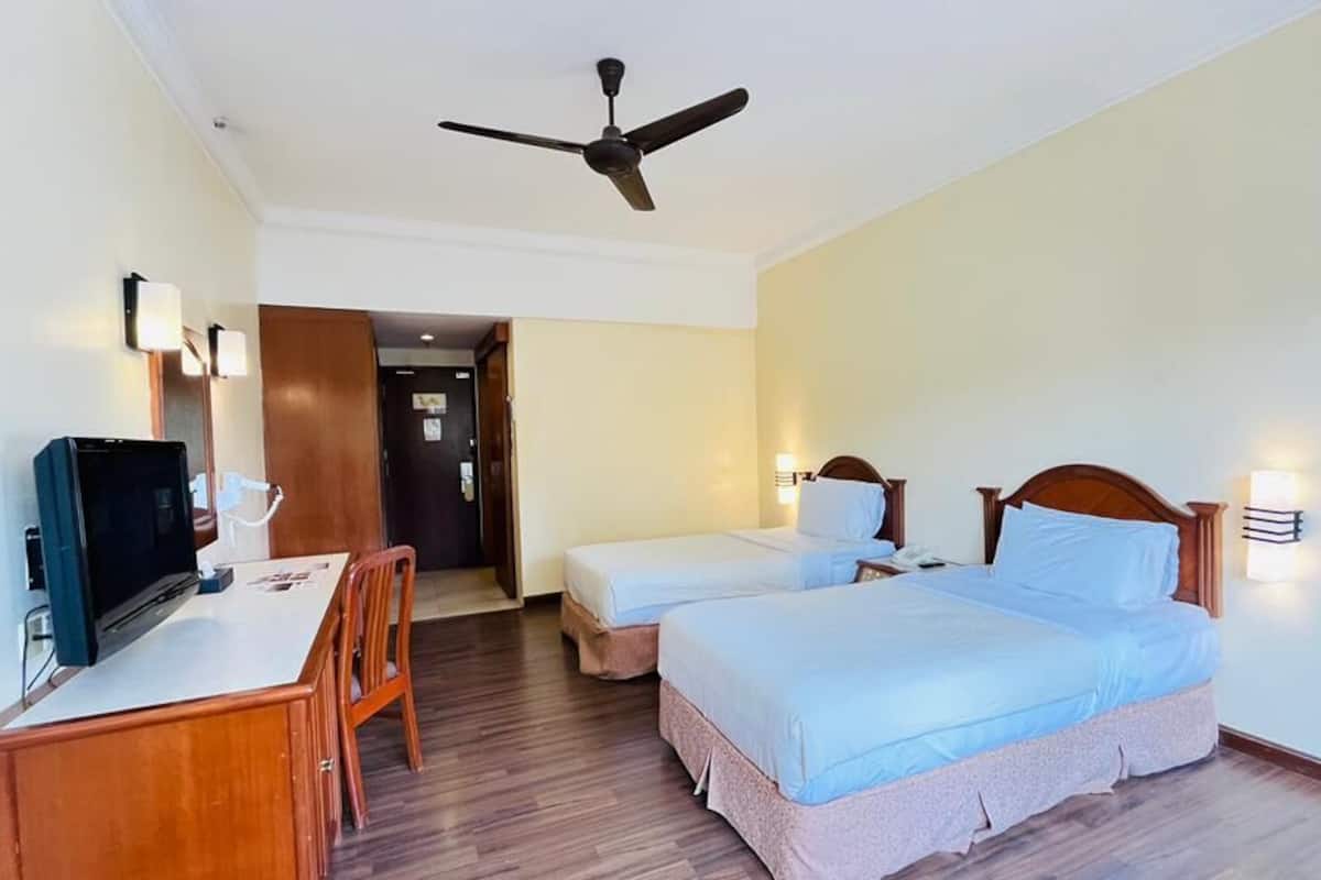 ميني بار وخزنة داخل الغرفة ومكتب وستائر تعتيم