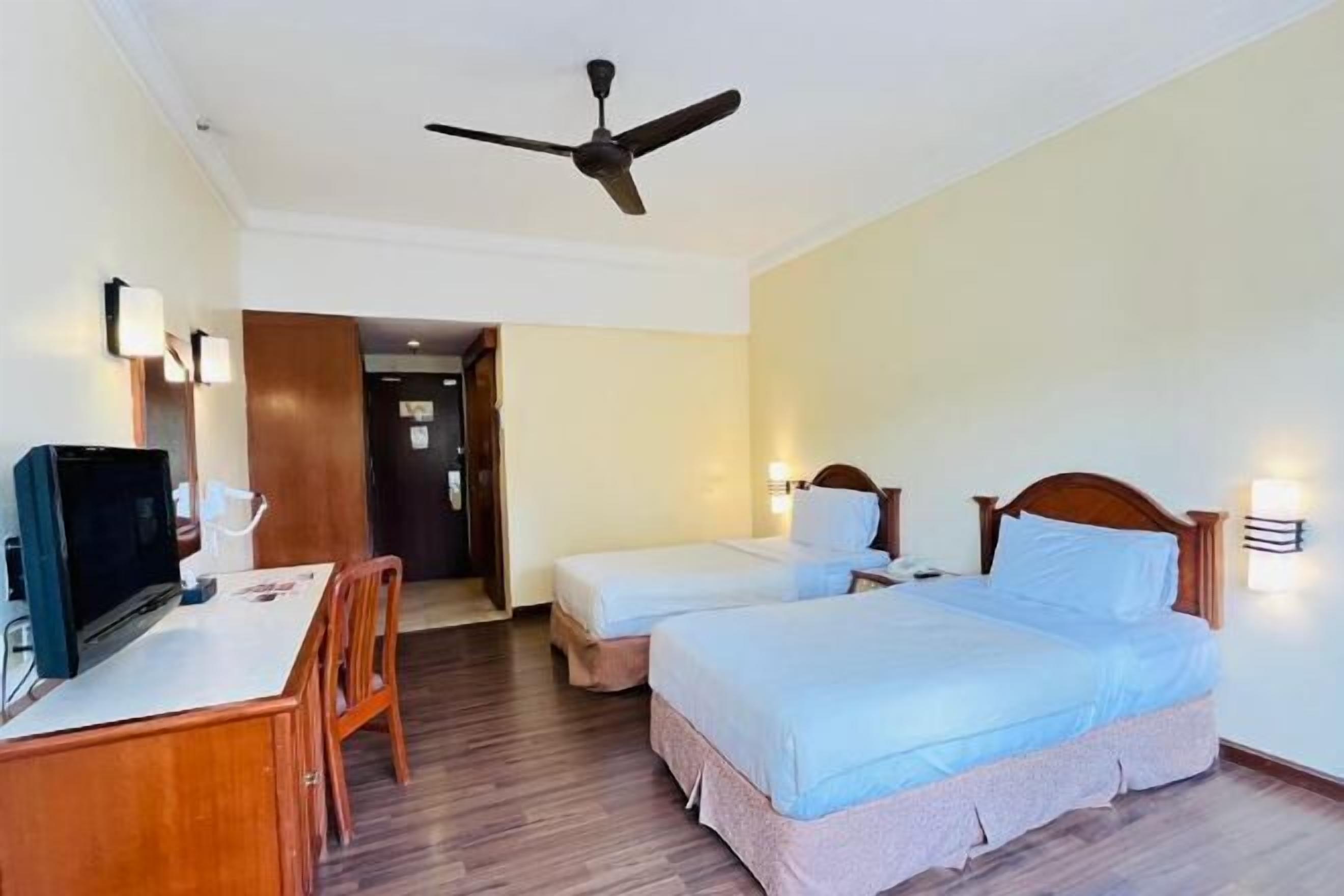 ميني بار وخزنة داخل الغرفة ومكتب وستائر تعتيم