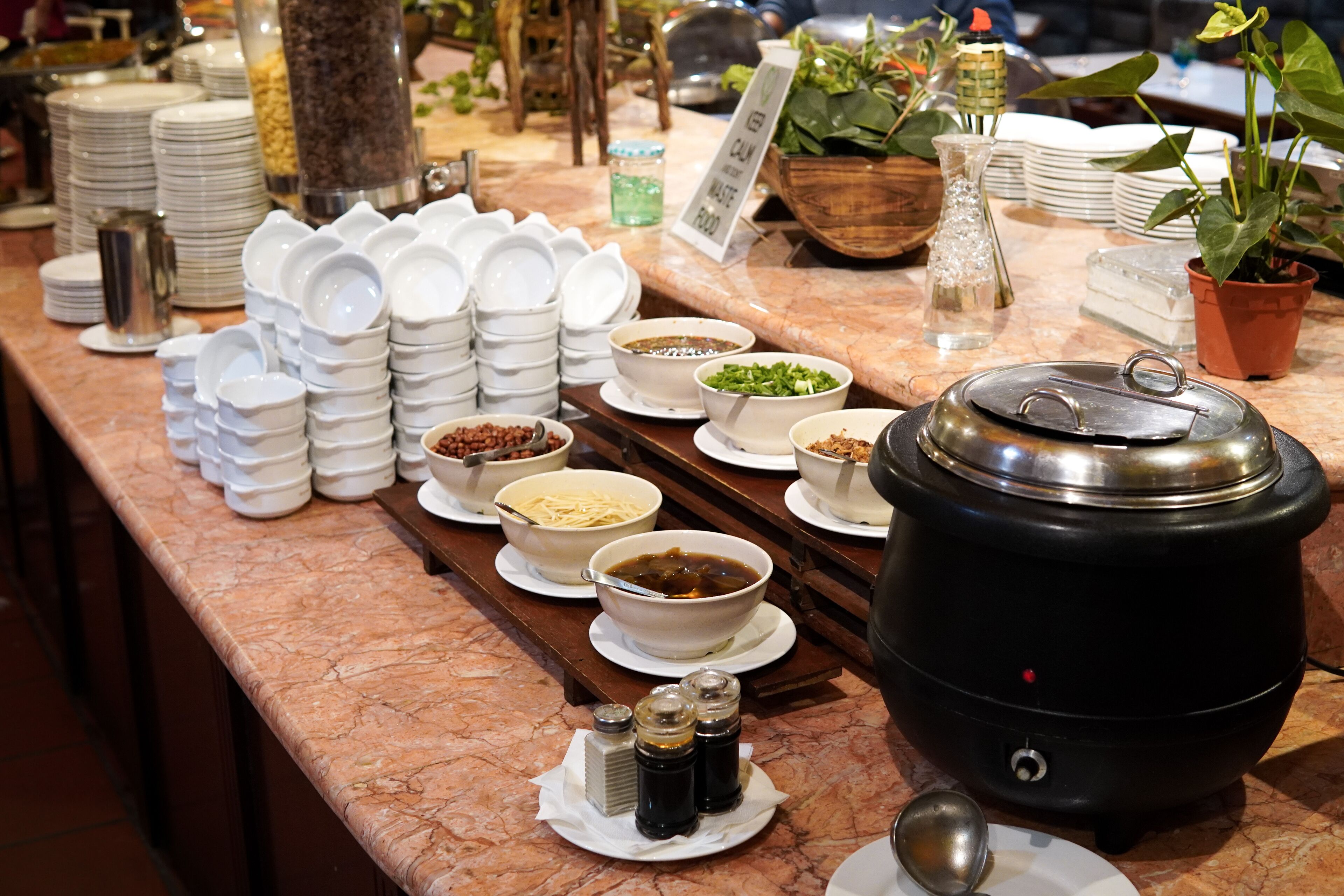 Una barra de buffet con diversos platos y acompañamientos.