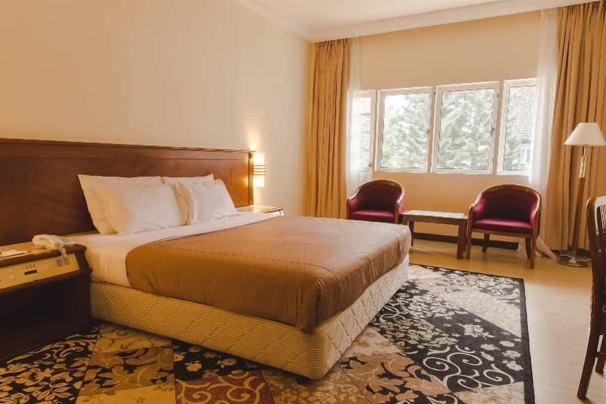 Minibar, in-room safe, desk, blackout curtains