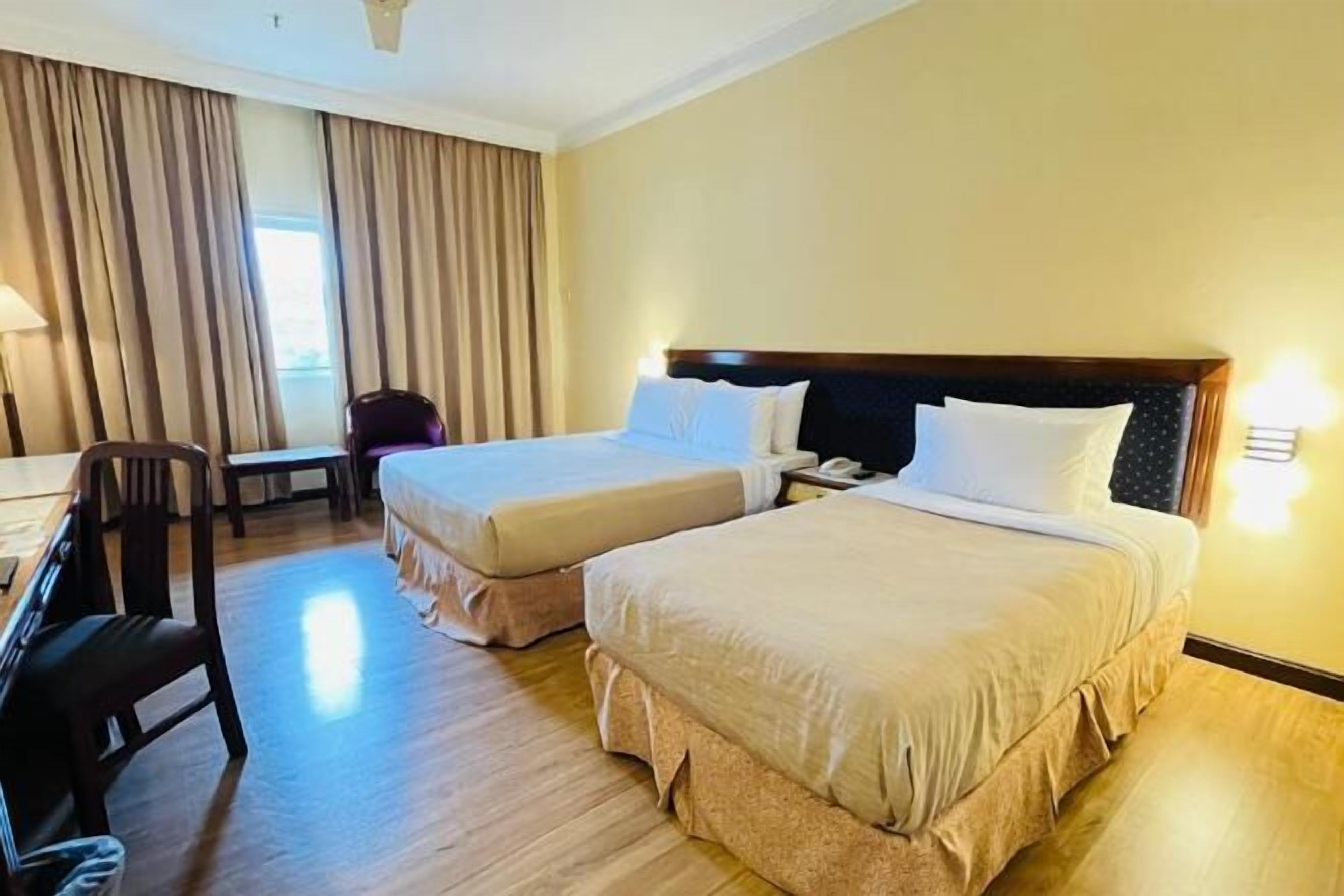 ميني بار وخزنة داخل الغرفة ومكتب وستائر تعتيم