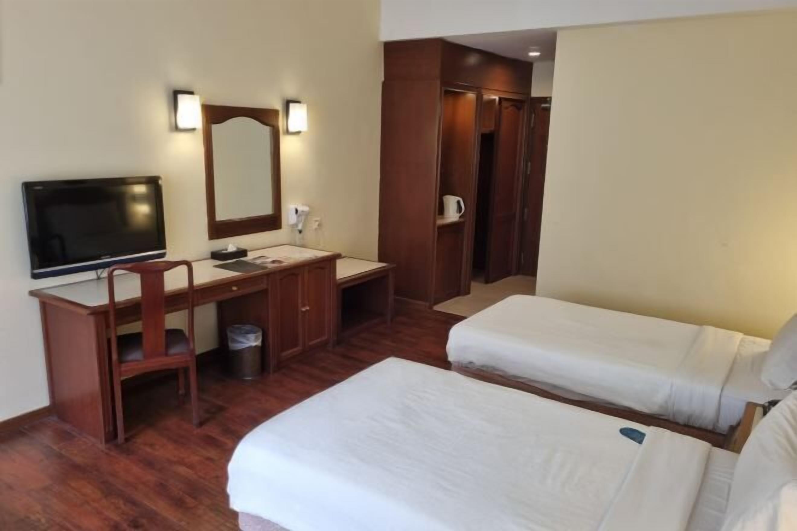 Minibar, coffres-forts dans les chambres, bureau, rideaux occultants