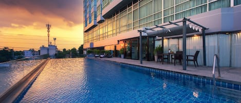 Outdoor pool, pool loungers