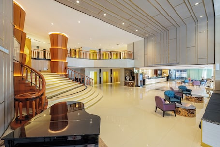 Lobby. Siam Mandarina Bangkok Suvarnabhumi Airport Hotel (Free Shuttle)