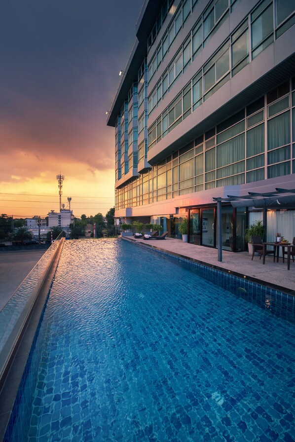 Outdoor pool, sun loungers
