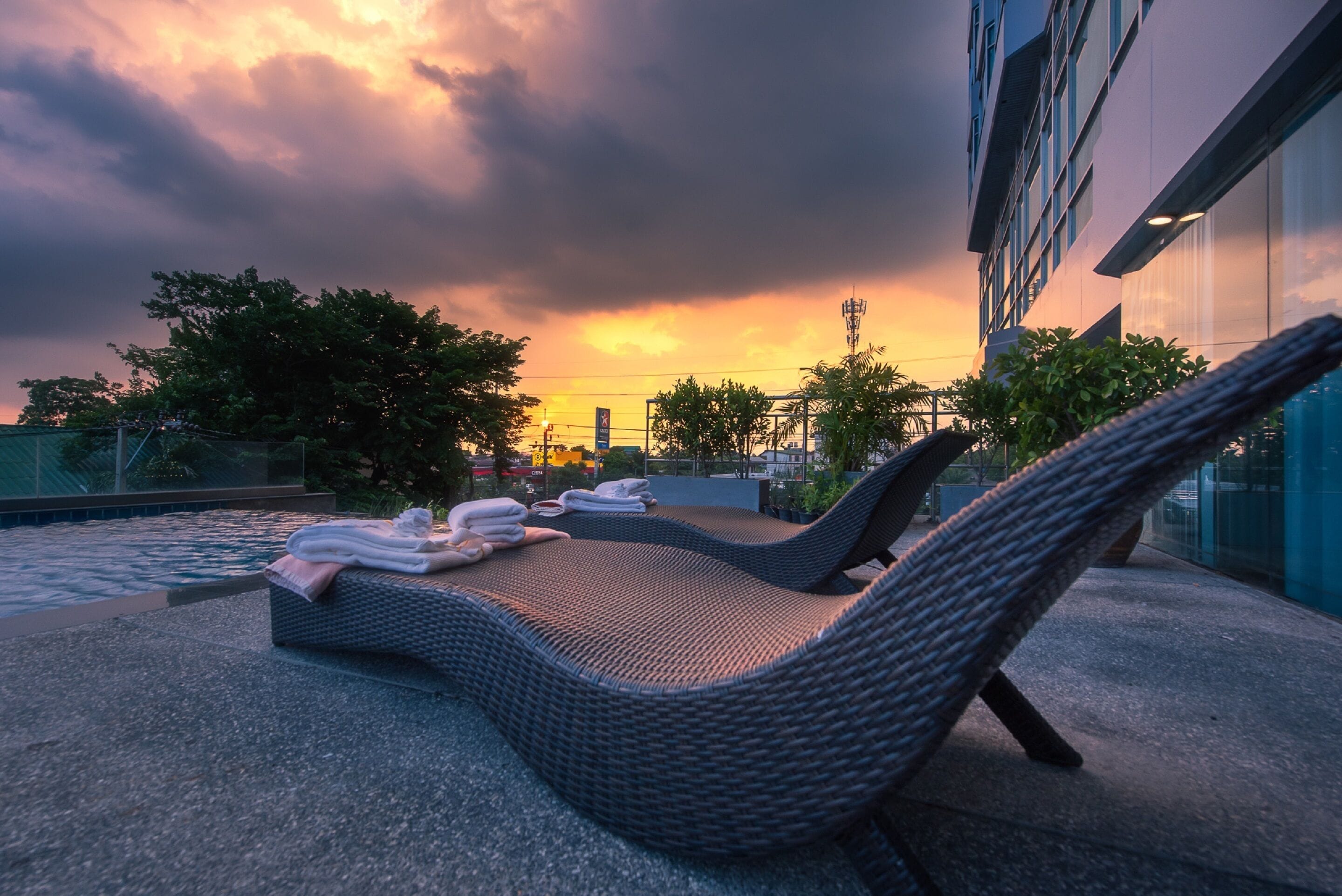 สระว่ายน้ำกลางแจ้ง, เก้าอี้อาบแดดริมสระ