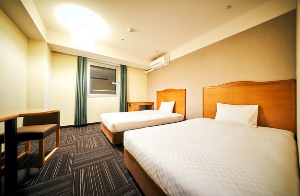 A hotel room with two beds, a desk, and a chair. - Kanku Izumiotsu Washington Hotel (Izumiotsu)