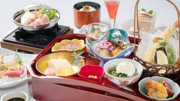 2 か所のレストラン : 朝食、ランチ、ディナーに営業