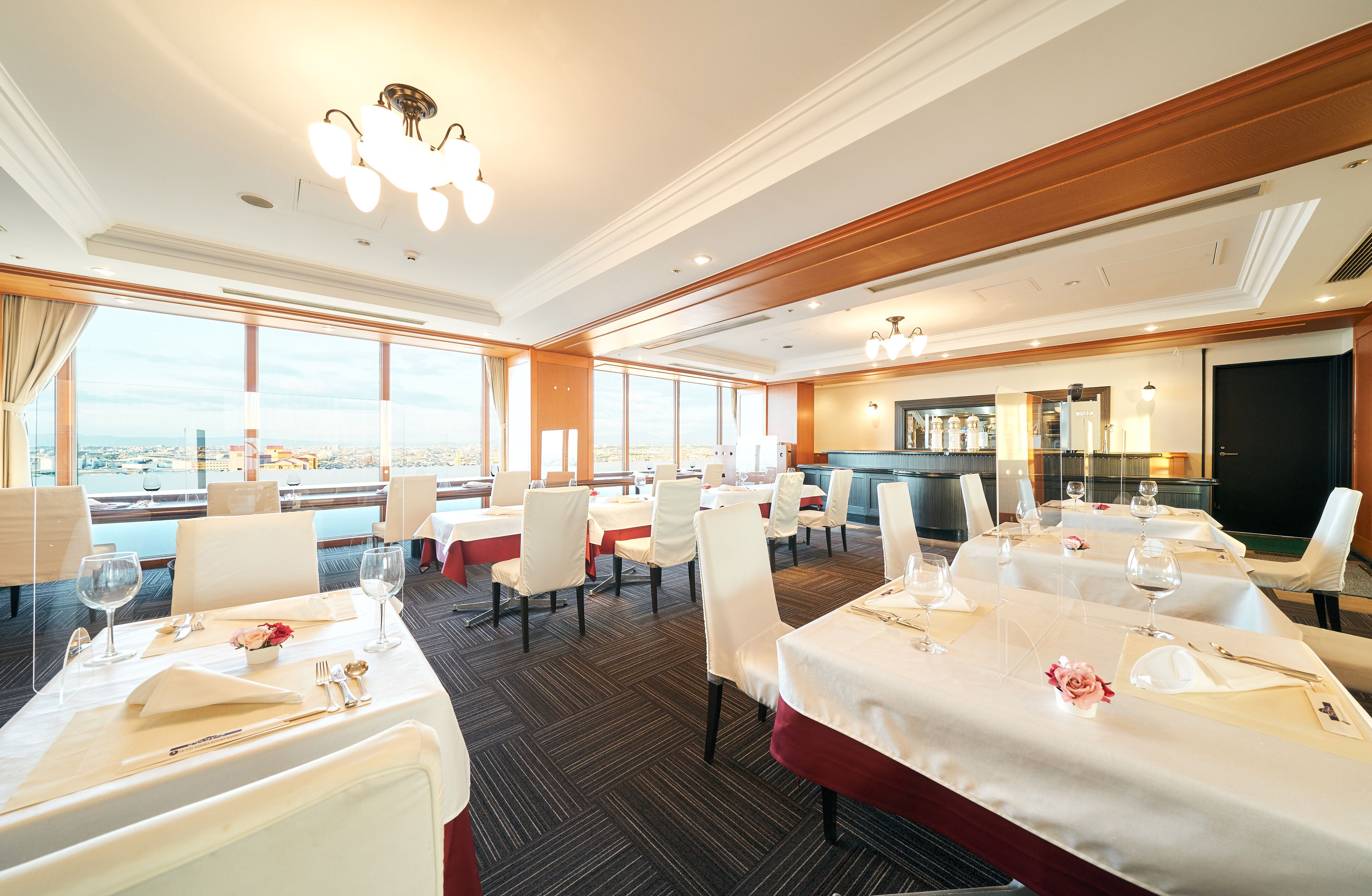 2 restaurants, breakfast, lunch, dinner served; international cuisine