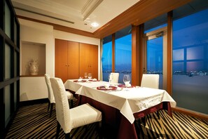 2 restaurants, breakfast, lunch, dinner served; international cuisine  - Kanku Izumiotsu Washington Hotel (Izumiotsu)