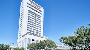 A tall, white building with the "Washington Hotel" sign at the top.
