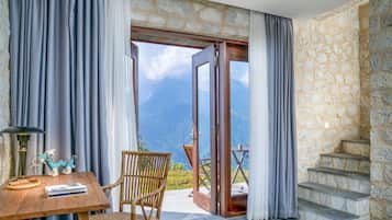 Deluxe Suite | 1 bedroom, premium bedding, in-room safe, desk