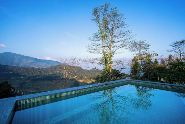 Piscine extérieure, parasols, chaises longues