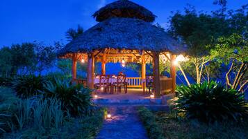 Breakfast, lunch, dinner served; Vietnamese cuisine