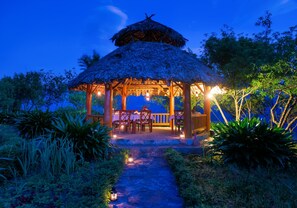 Outdoor dining - Topas Ecolodge (Ban Ho)
