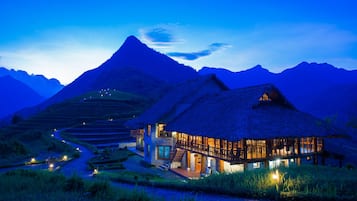 Phục vụ bữa sáng, bữa trưa, bữa tối, món ăn Việt Nam