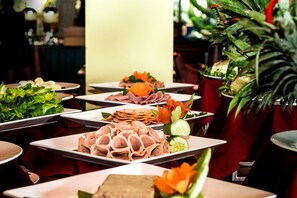 Una mesa de buffet con diversos alimentos y adornos.