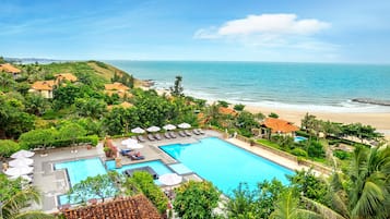 Piscine extérieure, parasols de plage, chaises longues