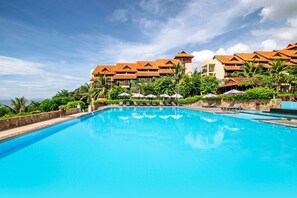 Hồ bơi ngoài trời, dù/ô trên bãi biển/hồ bơi, ghế dài tắm nắng 