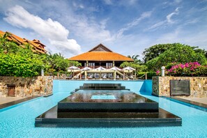 Outdoor pool, pool umbrellas, pool loungers - Romana Resort & Spa (Phan Thiet)